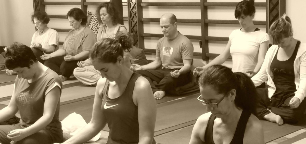 personas meditando en el centro de yoga de León Victoria