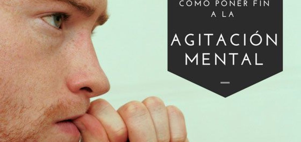 chico nervioso mordiéndose las uñas